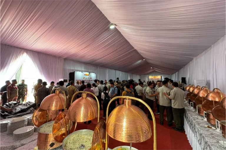 tamu undangan yang hadir di dalam tenda roder pada acara groundbreaking perusahaan