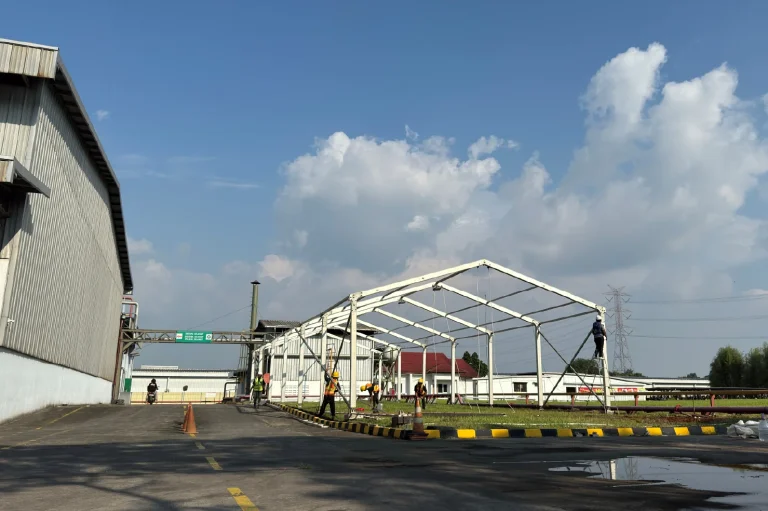 kontruksi tenda roder saat proses pemasangan tenda di acara groundbreaking